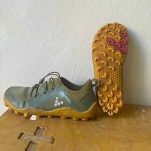 Women’s size 8 vivobarefoot trail running shoes
